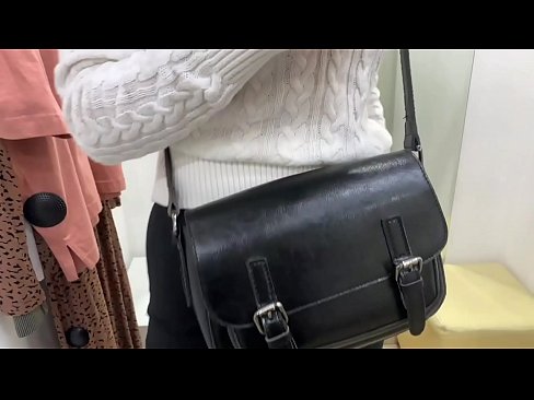 ❤️ Masturbim publik i kurvës së re FeralBerry me një dildo në dhomën e montimit ️❌ Porno në pornografi sq.ladyxxxporno.ru ❤